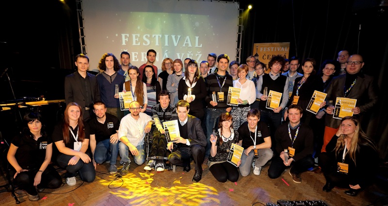 cerna_vez_2013_7_800 Filmoví tvůrci společně s realizačním týmem Festivalu ČERNÁ VĚŽ